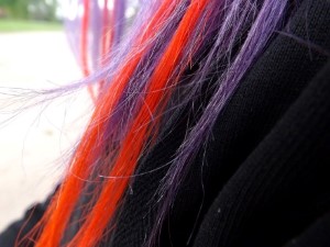 Kamarádky vlasy. Fialový odstín je plum, červené jsou keratinové pramínky. Už to má na hlavě nějaký ten měsíc a tmavě fialová se vymývá skutečně málo. 
